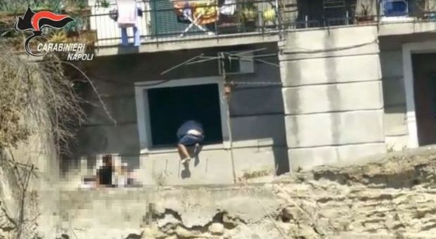 Napoli, ladro equilibrista filmato in diretta dai carabinieri| Guarda il video
