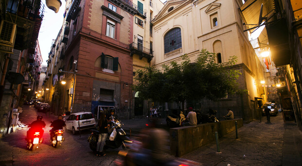 Napoli, Quartieri spagnoli: giovane denunciato per ricettazione e guida senza patente