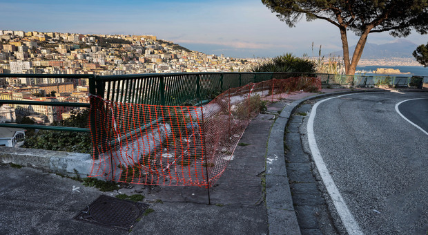 Degrado a Napoli: lo sfregio di via Orazio tra buche e rifiuti