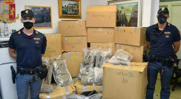 Roma, blitz della polizia in uno «sfascio»: trovato un tesoro di 120 chili di droga, in manette il titolare