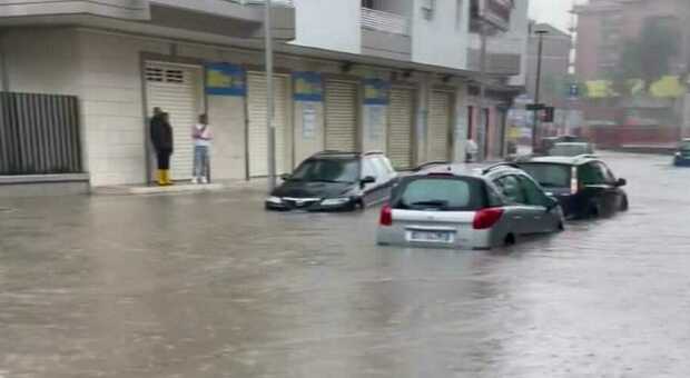 Violento temporale a Cerignola: strade allagate e auto sommerse dall'acqua