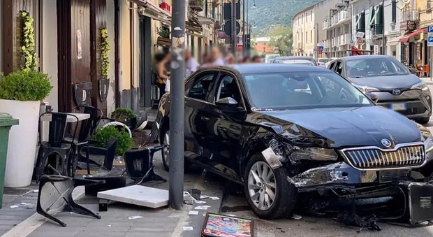 Auto finisce contro un bar a Pontecagnano: ingenti danni