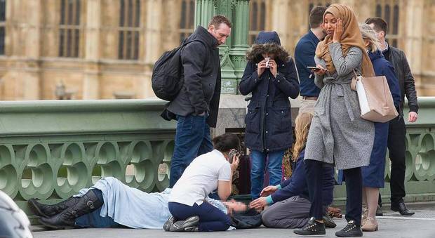 Ragazza musulmana "indifferente" sul Westminster Bridge dopo l'attentato: la fake news opera di un troll russo