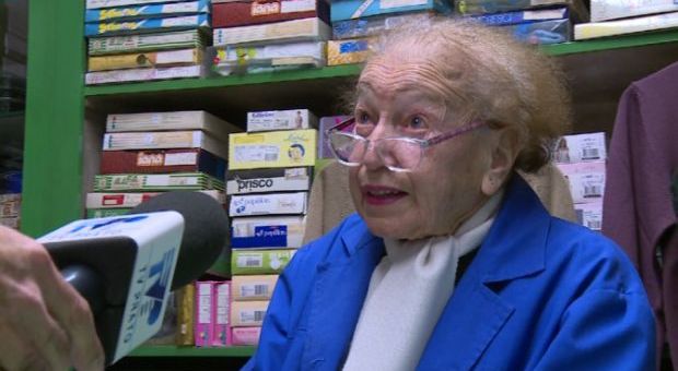 Brunilde, 100 anni a maggio: «Continuo a lavorare nella mia merceria finchè non dovrò usare il bancomat»