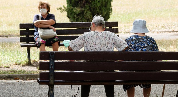 Anziani cercano di sfuggire dal caldo in un parco di Perugia
