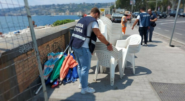 Napoli, lido abusivo alla “colonna spezzata”: sequestrati 21 ombrelloni e 118 sedie