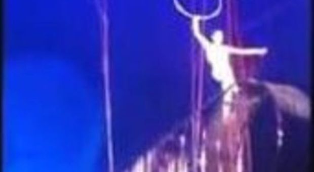 Acrobata precipita al suolo da sette metri: lo spettacolo al circo finisce in tragedia