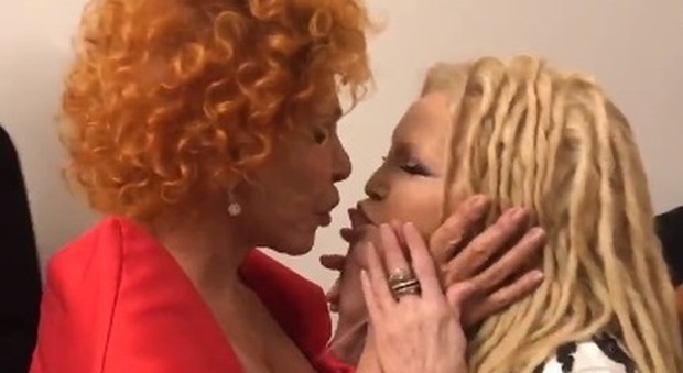Patty Pravo e Ornella Vanoni, il bacio sulle labbra a Sanremo 2019. E quel gesto che infrange il regolamento Video