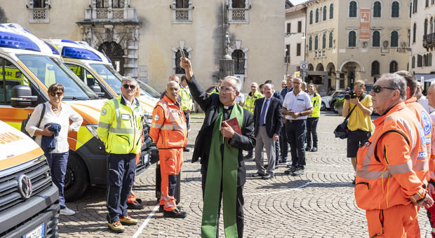 Le nuove ambulanze benedette in piazza dal vescovo