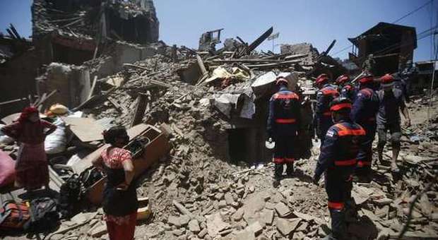 Nepal, rintracciati gli ultimi italiani. Più di 7.300 morti
