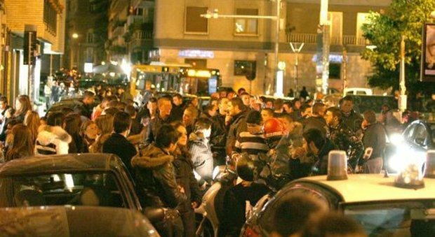 Napoli, stop vendita bevande in vetro il 31 dicembre ai baretti di Chiaia