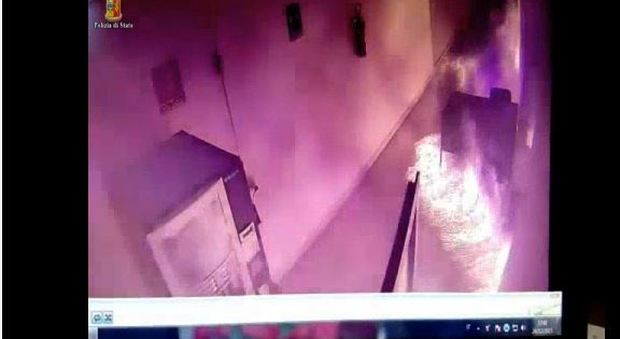 Ragusa, un uomo appicca il fuoco al Comune di Comiso: è caccia al responsabile ripreso dalle telecamere