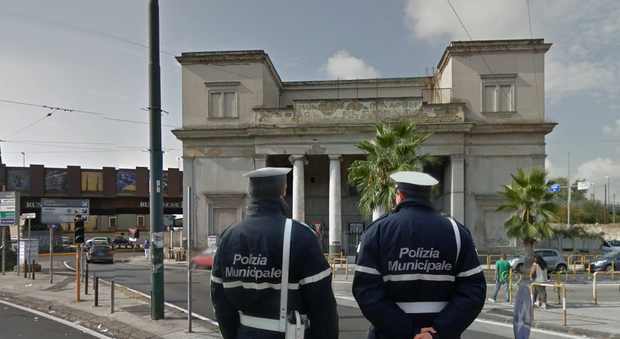 Napoli: entra nell'ufficio dei vigili e ruba tre cellulari. Preso solo mentre sta uscendo