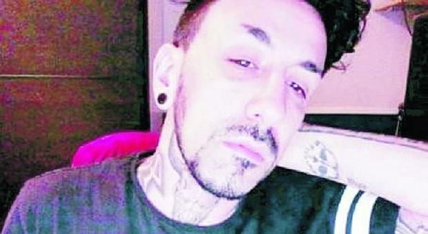 Roma, picchiato a sangue fuori dalla discoteca, ragazzo di 33 anni in coma. La mamma: «Chi ha visto, parli»
