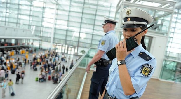 Monaco, donna elude i controlli in aeroporto senza accorgesene e scatena il caos: 330 voli cancellati, danni per 4 milioni di euro