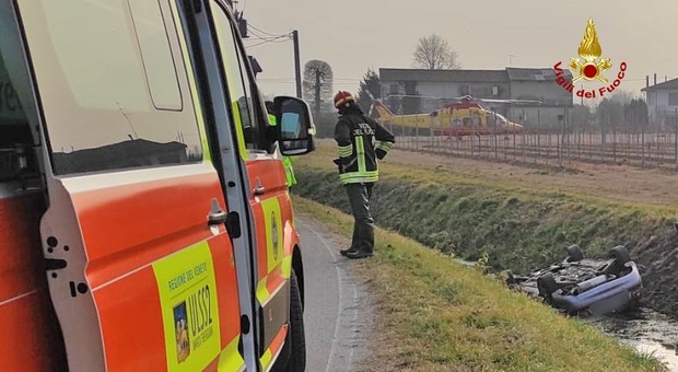 Auto finisce in un fossato nel Trevigiano: morta una ragazza, gravissimo 23enne che era alla guida