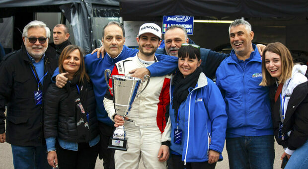 Lorenzo Mariani vincenre in gara-1 al Mugello con il Team Racing Gubbio diretto dal papà Fabio