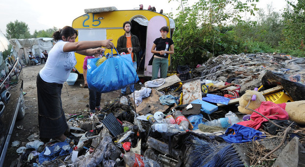Rifiuti, tangenti al campo romi: ai nomadi fino a mille euro per scaricare spazzatura