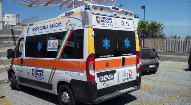 Fugge dall'ospedale e con un bus va alla Mensa del Povero, carabinieri e Croce Gialla lo riportano a Torrette