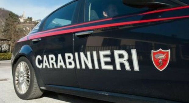 Carabiniere spara al suo comandante, poi si asserraglia in caserma: terrore nel comasco