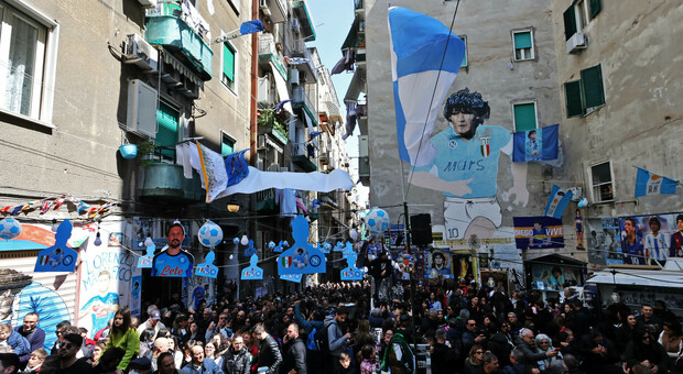 La folla al murales di Maradona