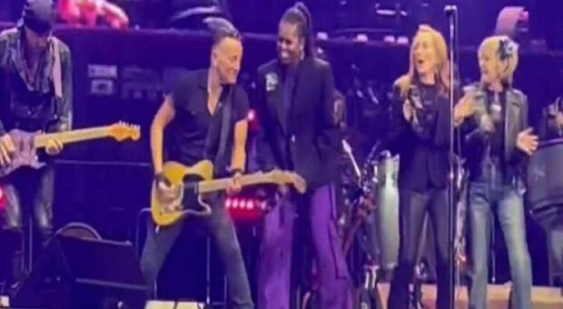 Michelle Obama scatenata al concerto di Bruce Springsteen: l'ex first lady suona il tamburello sul palco. Ma sui social è polemica