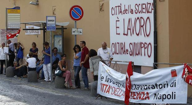 Napoli, la protesta dei dipendenti di Città della Scienza: «Da sei mesi non pagati»