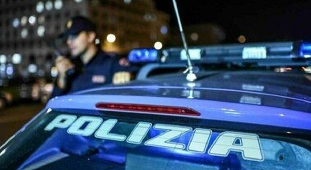 Ancona, 22enne va in crisi e vuole tagliarsi le vene al parco ma prima chiama la polizia