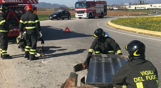 Il camion perde il carico sulla strada: pompieri in azione in via Montegrappa