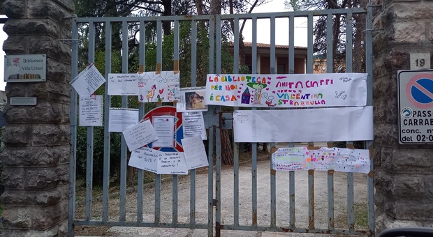 L'ingresso della biblioteca comunale Villa Urbani: i disegni dei bambini del quartiere sono stati appesi alla cancellata già dai primi giorni di chiusura