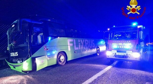 Incidente sull'A1, Flixbus si schianta nel Modenese: morto un ragazzo di 19 anni che era a bordo. Traffico in tilt