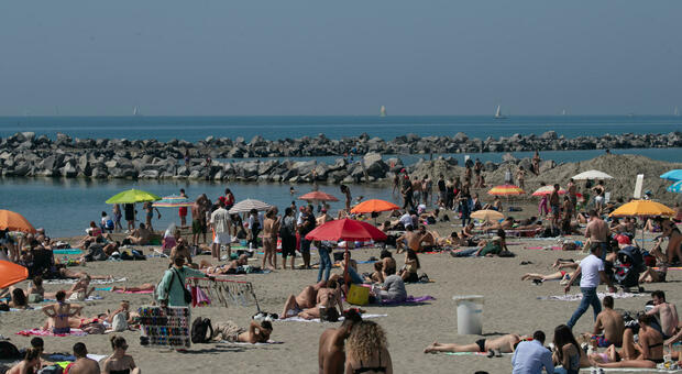 Weekend d'estate, spiagge prese d'assalto: da Ostia alla Sardegna, è aprile ma sembra luglio