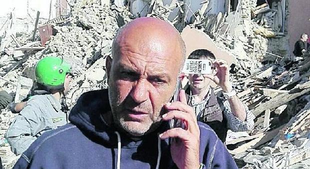 Terremoto, il sindaco in felpa e megafono: «Se mi indagano me ne frego»