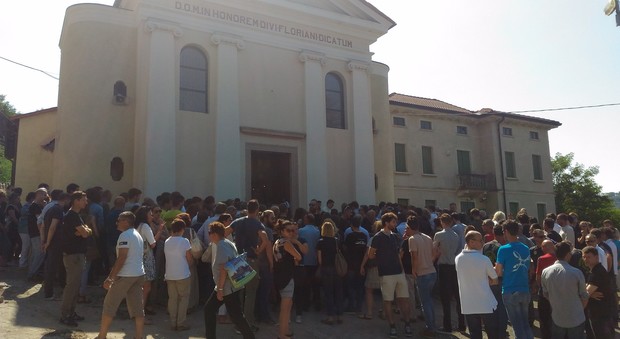 La folla assiepata fuori dalla chiesa di Valle san Floriano per assistere ai funerali di Debora Meneghini