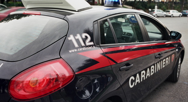 Roma, piromane per noia, arrestato ragazzo di 18 anni: preso mentre appiccava il fuoco