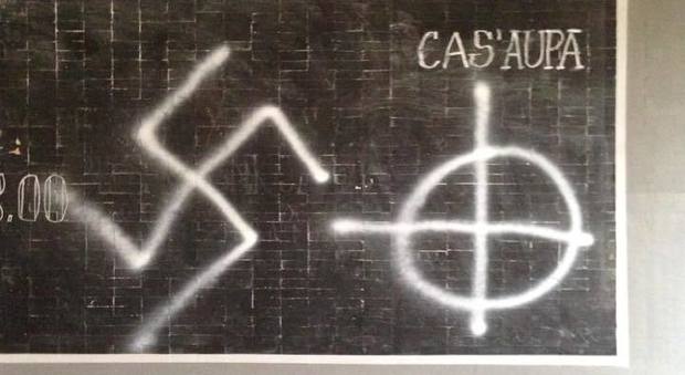 Scritte e simboli nazisti sui muri del circolo Arci Cas'Aupa