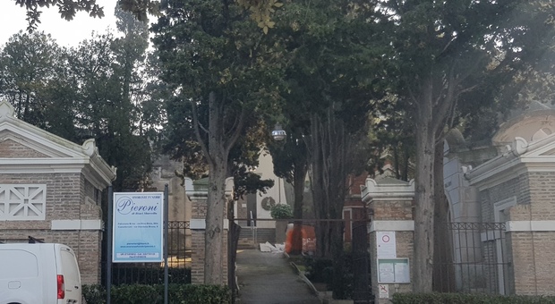 L'ingresso del cimitero di Falconara