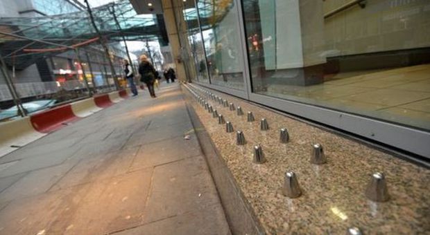 Manchester, petizione online contro chiodi anti-barboni: negozio costretti a rimuoverli