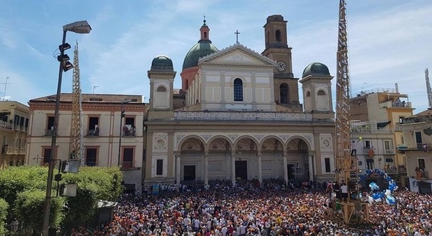 Nola, in migliaia per lo show dei Gigli: sul balcone di piazza Duomo anche de Magistris e Felicori
