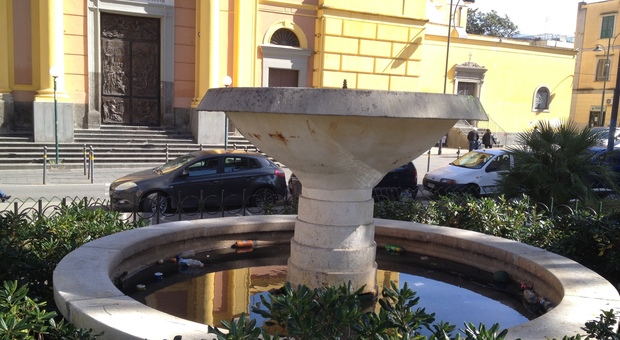 La fontana spenta di Ponticelli: niente decoro per la piazza principale