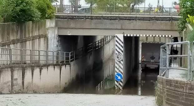 Marotta, bomba d'acqua e grandine: sottopassi allagati, viabilità in tilt. Si ferma anche il treno