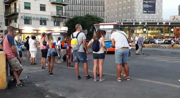 Napoli, la linea 151 fantasma: tre ore di attesa alle fermate per la mancanza di mezzi e di autisti