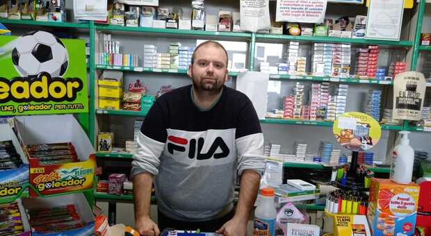 Ancona, l’onestà che fa “bene”: trova 700 euro nella sua tabaccheria e li restituisce al proprietario (nella foto il tabaccaio anconetano Stefano Massi)