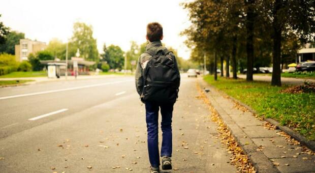 Immagine d'archivio di un bambino che cammina per strada