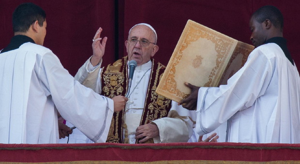 Natale, la benedizione Urbi et orbi di Papa Francesco: «Basta con le atrocità dell'Isis»