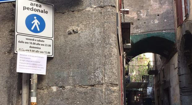 Ecco l'ironico cartello affisso nel centro storico di Napoli
