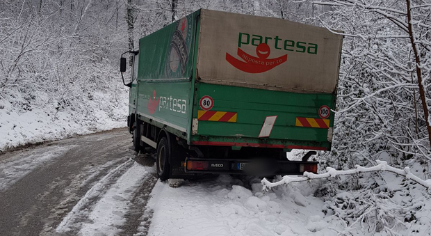 Neve sull'asfalto, camion fuori strada: recuperato dai pompieri
