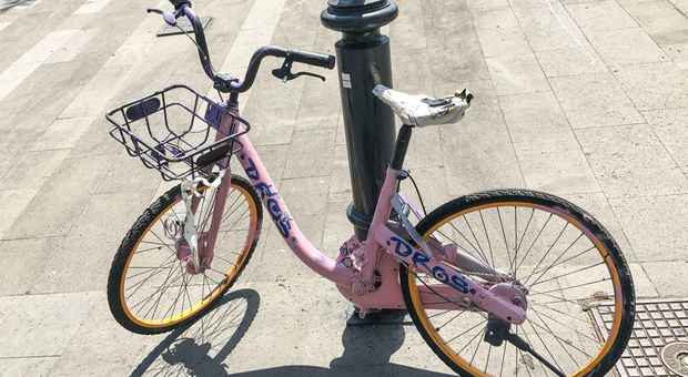 Bicicletta del bike sharing rubata, smontata e riverniciata di rosa