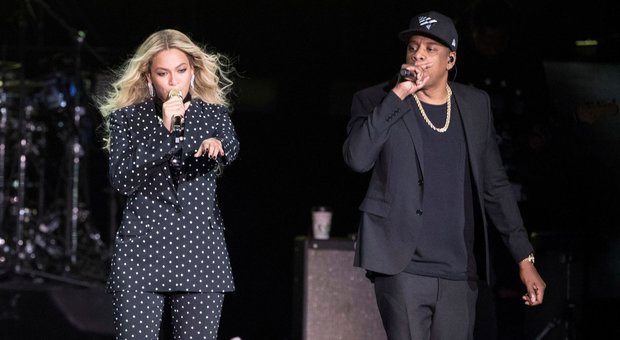 Beyoncé e Jay-z, paura al concerto: un uomo fa irruzione sul palco e li insegue