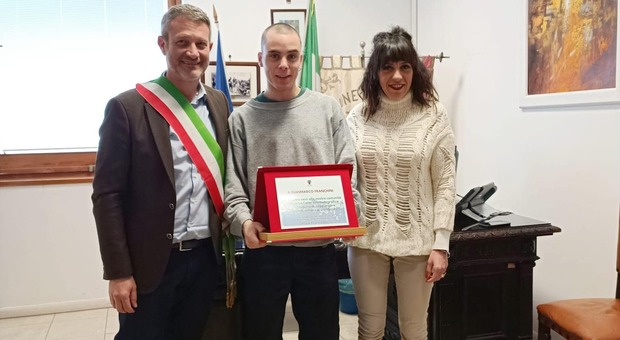 Il sindaco di Paliano Domenico Alfieri con il giovane attore Gianmarco Franchini e il vice sindaco Valentina Adiutori